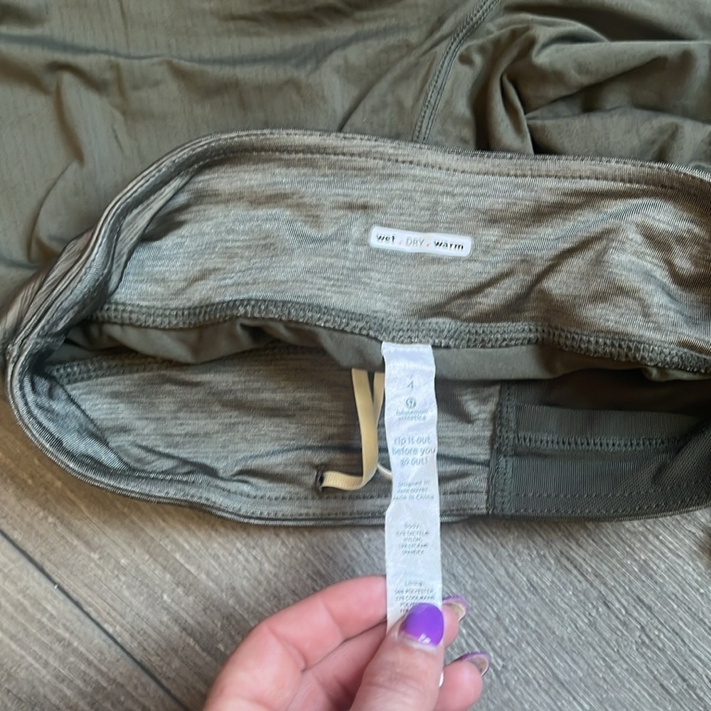 Size 4 Lululemon "wet dry warm" shorts - Picture 5 of 5